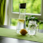 Zakaj karafa z vodo ne sme biti na mizi, temveč v hladilniku: koristni nasveti zakaj-karafa-z-vodo-ne-sme-biti-na-mizi-temvec.jpg